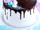 Absolutely stunning meringue dream cake | 10 Amazing Drip Cakes - Tinyme Blog