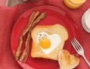 Heart-shaped eggs and toast | - Tinyme Blog