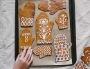 Charming gingerbread mittens | 10 Christmas Cookies - Tinyme Blog