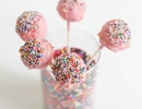 Gorgeous pink with sprinkles | 10 Creative Cake Pops - Tinyme Blog