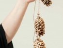 Sparkling gold Christmas pine cone décor | 10 Cute Christmas Garlands - Tinyme Blog