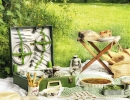 Picnic in the country | 10 Dreamy Picnic Set Ups - Tinyme Blog