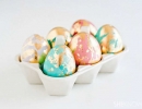 Fancy Golden Marbled Easter Eggs | 10 Easter Egg Decorating Ideas - Tinyme Blog