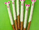 Bunny pretzels is the cutest sweet snack! | 10 Easy Easter Treats Part 2 - Tinyme Blog