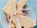 Sweet sugar cookie bunnies with tiny pink ribbons | 10 Easy Easter Treats Part 2 - Tinyme Blog