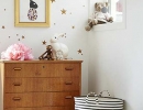 Charming wall seal of little stars | 10 Gorgeous Gold Kids Rooms - Tinyme Blog