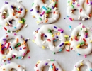 Cute white chocolate covered pretzels | 10 Pretzel DIY's - Tinyme Blog