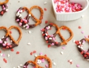 Chocolate covered pretzels | 10 Pretzel DIY's - Tinyme Blog