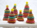 Simple, colorful and edible cookie display | 10 Scrumptious Christmas Cookies - Tinyme Blog